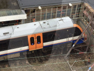 NEWS -  Zugunglück: Britischer Nahverkehrszug beschädigt Enhaltestelle in Enfield
