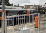 NEWS -  Zugunglück: Britischer Nahverkehrszug beschädigt Enhaltestelle in Enfield