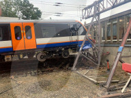 NEWS -  Zugunglück: Britischer Nahverkehrszug beschädigt Enhaltestelle in Enfield