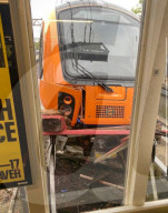 NEWS -  Zugunglück: Britischer Nahverkehrszug beschädigt Enhaltestelle in Enfield