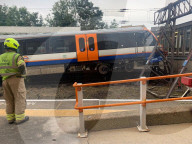 NEWS -  Zugunglück: Britischer Nahverkehrszug beschädigt Enhaltestelle in Enfield