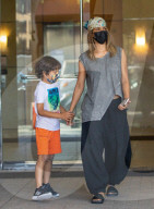 EXKLUSIV - Halle Berry verlässt ein Büro in Beverly Hills mit Sohn Maceo