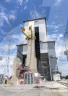 Ariane 6 mast gains cryogenic arms