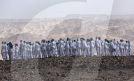 FEATURE -  Künstler Spencer Tunick fotografiert 200 nackte Menschen in der israelischen Wüste