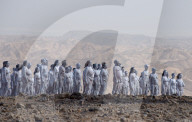 FEATURE -  Künstler Spencer Tunick fotografiert 200 nackte Menschen in der israelischen Wüste