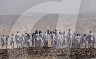 FEATURE -  Künstler Spencer Tunick fotografiert 200 nackte Menschen in der israelischen Wüste