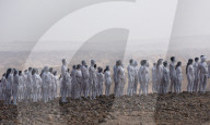 FEATURE -  Künstler Spencer Tunick fotografiert 200 nackte Menschen in der israelischen Wüste