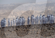 FEATURE -  Künstler Spencer Tunick fotografiert 200 nackte Menschen in der israelischen Wüste