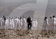 FEATURE -  Künstler Spencer Tunick fotografiert 200 nackte Menschen in der israelischen Wüste