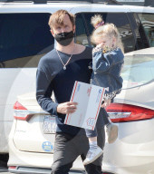 PREMIUM EXCLUSIVE Aaron Paul Runs Errands With Adorable Daughter Story In Tow