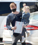 PREMIUM EXCLUSIVE Aaron Paul Runs Errands With Adorable Daughter Story In Tow