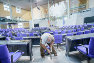 NEWS - Deutscher Bundestag: Herrichtung des Plenarsaals für die 20. Legislaturperiode