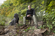 Down in the woods with top truffle dealer Ö and his dog