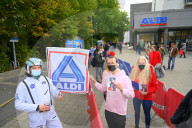 NEWS - Aldi macht in Mode: Hunderte von Menschen wollen sich in Hamburg neu einkleiden