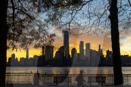 FEATURE - Good Morning, New York City: Herbstlicher Sonnenaufgang über der Skyline von Manhattan