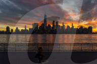 FEATURE - Good Morning, New York City: Herbstlicher Sonnenaufgang über der Skyline von Manhattan