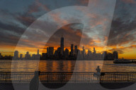 FEATURE - Good Morning, New York City: Herbstlicher Sonnenaufgang über der Skyline von Manhattan