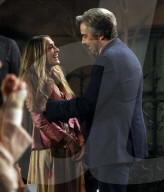 PEOPLE -  Sarah Jessica Parker und Jon Tenney küssen sich für eine Szene am Set von "And Just Like That"