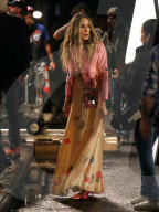 PEOPLE -  Sarah Jessica Parker und Jon Tenney küssen sich für eine Szene am Set von "And Just Like That"