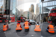 NEWS - Aktivisten von Insulate Britain, die sich für den Klimawandel einsetzen, blockieren den Verkehr auf der Bishopsgate in der City of London