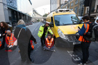 NEWS - Aktivisten von Insulate Britain, die sich für den Klimawandel einsetzen, blockieren den Verkehr auf der Bishopsgate in der City of London