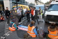NEWS - Aktivisten von Insulate Britain, die sich für den Klimawandel einsetzen, blockieren den Verkehr auf der Bishopsgate in der City of London