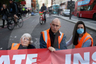 NEWS - Aktivisten von Insulate Britain, die sich für den Klimawandel einsetzen, blockieren den Verkehr auf der Bishopsgate in der City of London