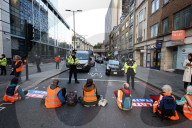 NEWS - Aktivisten von Insulate Britain, die sich für den Klimawandel einsetzen, blockieren den Verkehr auf der Bishopsgate in der City of London