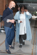 PEOPLE - Whoopi Goldberg verlässt mit Gehhilfe die ABC Studios