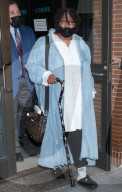PEOPLE - Whoopi Goldberg verlässt mit Gehhilfe die ABC Studios