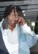 PEOPLE - Whoopi Goldberg verlässt mit Gehhilfe die ABC Studios
