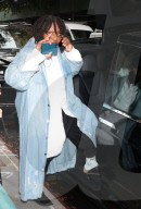 PEOPLE - Whoopi Goldberg verlässt mit Gehhilfe die ABC Studios