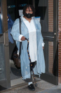 PEOPLE - Whoopi Goldberg verlässt mit Gehhilfe die ABC Studios