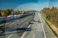 NEWS - Gigantischer LKW-Stau von der Grenze bis München wegen österreichischer LKW-Blockabfertigung