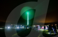 FEATURE - Experimentelle Lichtinstallation des Künstlers Luke Jerram auf einer Windturbine im Windpark Delabole in Cornwall