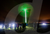 FEATURE - Experimentelle Lichtinstallation des Künstlers Luke Jerram auf einer Windturbine im Windpark Delabole in Cornwall