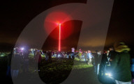 FEATURE - Experimentelle Lichtinstallation des Künstlers Luke Jerram auf einer Windturbine im Windpark Delabole in Cornwall