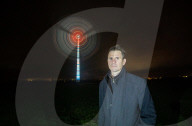 FEATURE - Experimentelle Lichtinstallation des Künstlers Luke Jerram auf einer Windturbine im Windpark Delabole in Cornwall
