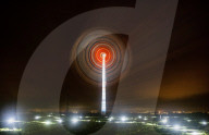 FEATURE - Experimentelle Lichtinstallation des Künstlers Luke Jerram auf einer Windturbine im Windpark Delabole in Cornwall