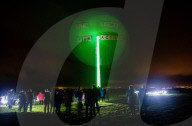 FEATURE - Experimentelle Lichtinstallation des Künstlers Luke Jerram auf einer Windturbine im Windpark Delabole in Cornwall