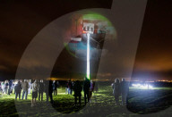 FEATURE - Experimentelle Lichtinstallation des Künstlers Luke Jerram auf einer Windturbine im Windpark Delabole in Cornwall