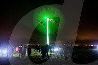 FEATURE - Experimentelle Lichtinstallation des Künstlers Luke Jerram auf einer Windturbine im Windpark Delabole in Cornwall