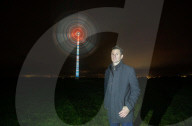 FEATURE - Experimentelle Lichtinstallation des Künstlers Luke Jerram auf einer Windturbine im Windpark Delabole in Cornwall
