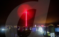 FEATURE - Experimentelle Lichtinstallation des Künstlers Luke Jerram auf einer Windturbine im Windpark Delabole in Cornwall