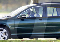 ROYALS - Queen Elizabeth am Steuer ihres Jaguars auf dem Gelände von Schloss Windsor