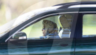 ROYALS - Queen Elizabeth am Steuer ihres Jaguars auf dem Gelände von Schloss Windsor