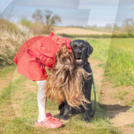 FEATURE - Tiere in der Autismus-Therapie: Dank der Freundschaft zu ihrem Labrador Hund findet die Tochter von Steven Chilvers und Frau Dawn ihre Fähigkeiten der sozialen Interaktion