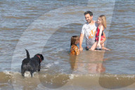 FEATURE - Tiere in der Autismus-Therapie: Dank der Freundschaft zu ihrem Labrador Hund findet die Tochter von Steven Chilvers und Frau Dawn ihre Fähigkeiten der sozialen Interaktion