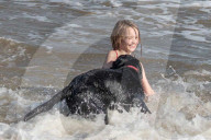 FEATURE - Tiere in der Autismus-Therapie: Dank der Freundschaft zu ihrem Labrador Hund findet die Tochter von Steven Chilvers und Frau Dawn ihre Fähigkeiten der sozialen Interaktion