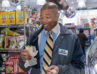 NEWS - Der neue Bürgermeister von New York, Eric Adams, probiert ein veganes Sandwich